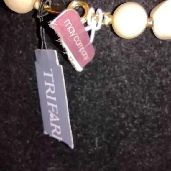 VTG Trifari Cream And Gray Acrylic bead 16" necklace With Gold Tone Spacers NWT - Picture 7 of 7